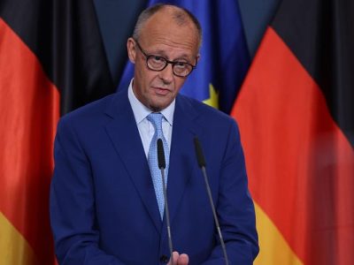 El canciller alemán Friedrich Merz resiste en el cargo tras un histórico descalabro electoral frente al auge de los extremos