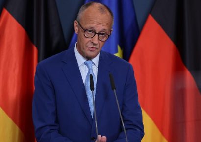 El canciller alemán Friedrich Merz resiste en el cargo tras un histórico descalabro electoral frente al auge de los extremos
