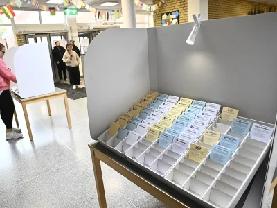 Suecia abre sus centros de votación para unas elecciones legislativas muy reñidas