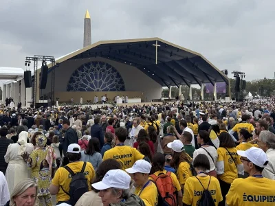 León XIV reúne a cientos de miles de fieles en París con un mensaje centrado en la paz