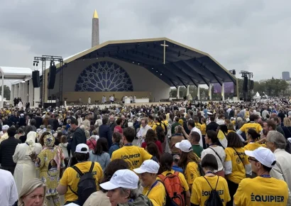 León XIV reúne a cientos de miles de fieles en París con un mensaje centrado en la paz