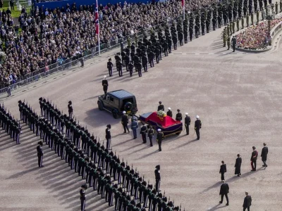 El cortejo fúnebre del rey Harald V de Noruega inicia su recorrido hacia la Catedral de Oslo