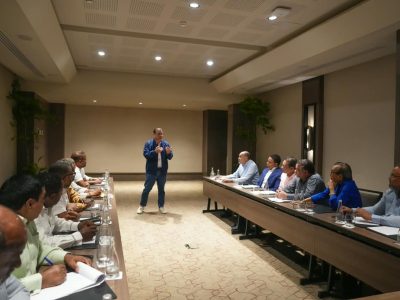 Gobierno y transportistas acuerdan evitar alzas del pasaje pese al incremento de los combustibles