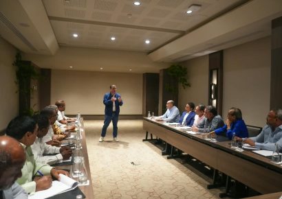 Gobierno y transportistas acuerdan evitar alzas del pasaje pese al incremento de los combustibles