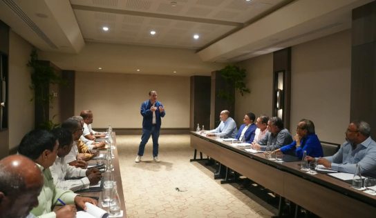 Gobierno y transportistas acuerdan evitar alzas del pasaje pese al incremento de los combustibles