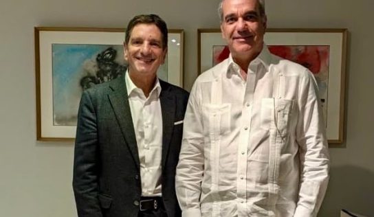 Abinader recibe a presidente de Google Cloud en Santiago
