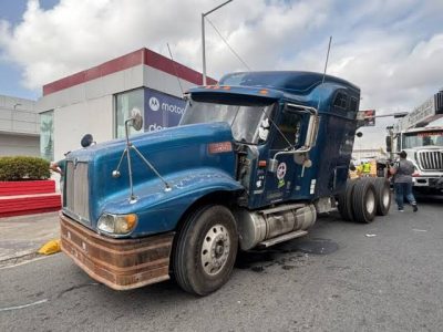 Accidente en paso a desnivel hacia Quinto Centenario genera largas filas