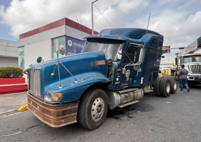 Accidente en paso a desnivel hacia Quinto Centenario genera largas filas