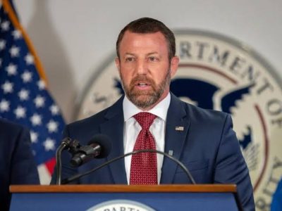Avión que trasladaba al secretario de Seguridad de EE. UU. aterriza de emergencia en Washington tras sufrir una avería en uno de sus motores
