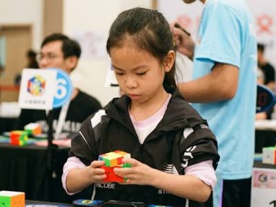 Niña china de seis años rompe récord mundial al resolver un Cubo de Rubik en 4,27 segundos
