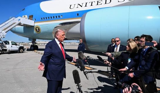 Casa Blanca vuelve a excluir a CNN del Air Force One en medio de creciente tensión con la prensa