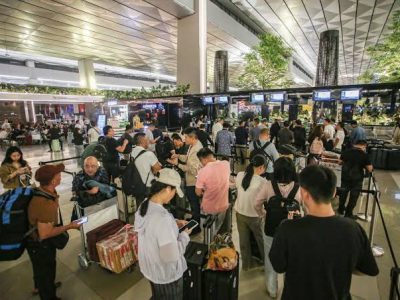 Más de 150,000 pasajeros varados por cierre aéreo en Yakarta