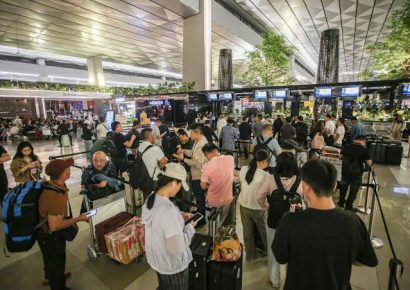Más de 150,000 pasajeros varados por cierre aéreo en Yakarta