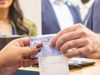 Abinader firma decreto que elimina distinción por edad en licencias