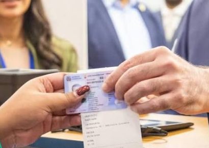 Abinader firma decreto que elimina distinción por edad en licencias