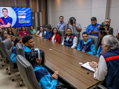 Ministro de Educación reconoce a jóvenes del récord de lectura