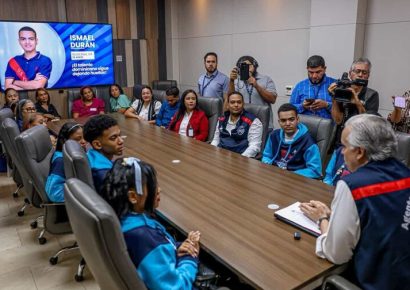 Ministro de Educación reconoce a jóvenes del récord de lectura