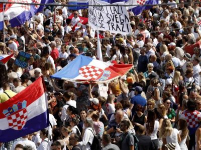 Decenas de miles protestan en Zagreb por vertido tóxico