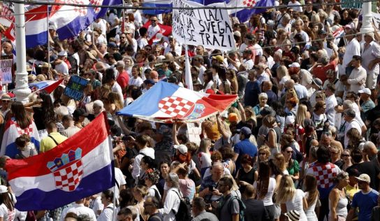 Decenas de miles protestan en Zagreb por vertido tóxico
