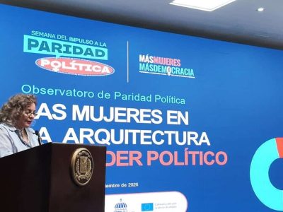 Mujeres ocupan casi la mitad del funcionariado, pero apenas 9 % de ministerios
