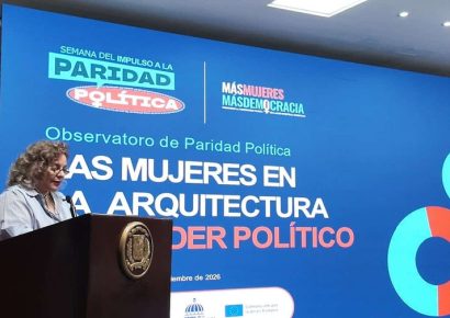 Mujeres ocupan casi la mitad del funcionariado, pero apenas 9 % de ministerios