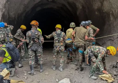 Nepal intensifica rescate de más de 900 atrapados en túneles hidroeléctricos