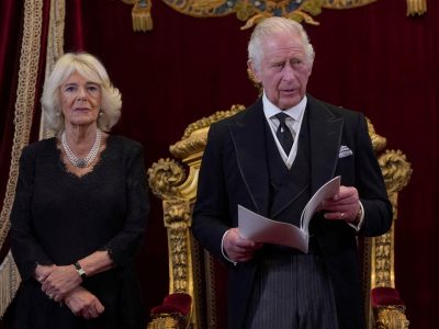 Rey Carlos III reafirma que Enrique y Meghan continúan fuera de la familia real británica