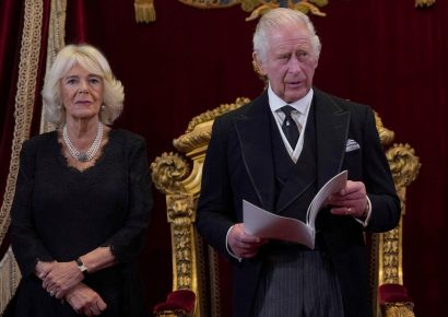 Rey Carlos III reafirma que Enrique y Meghan continúan fuera de la familia real británica