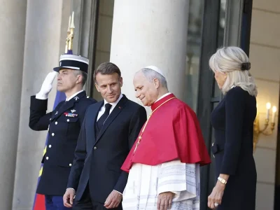 Macron entrega cuatro obsequios al papa León XIV