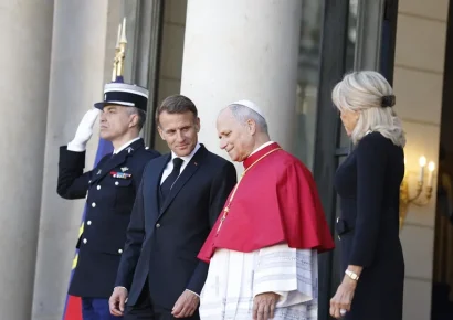 Macron entrega cuatro obsequios al papa León XIV