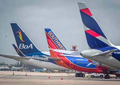 Más de 40 vuelos cancelados en Miami tras accidente de avión de Amazon