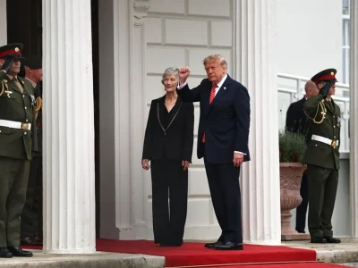 La presidenta de Irlanda, Catherine Connolly, recibe a Trump en Dublín en un frío encuentro con honores militares