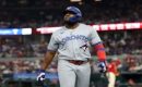 Vladimir Guerrero Jr. fuera de la alineación por molestias en la espalda