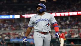 Vladimir Guerrero Jr. fuera de la alineación por molestias en la espalda