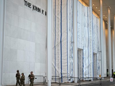 Clausuran el Centro Kennedy tras el revés judicial a Trump y aumentan los temores de su demolición