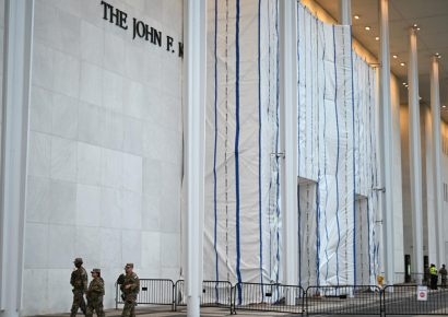 Clausuran el Centro Kennedy tras el revés judicial a Trump y aumentan los temores de su demolición