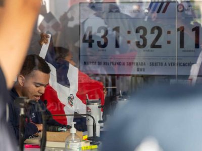 Cinco jóvenes dominicanos superan récord Guinness de lectura con 432 horas