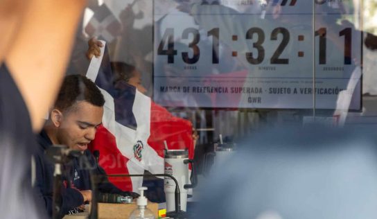 Cinco jóvenes dominicanos superan récord Guinness de lectura con 432 horas