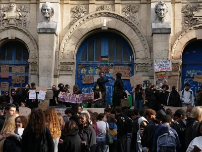 ¿Por qué protestan los estudiantes de institutos y universidades de Francia?