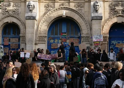 ¿Por qué protestan los estudiantes de institutos y universidades de Francia?