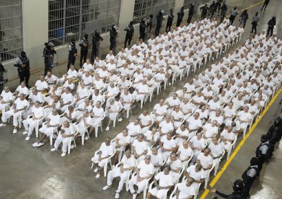 Fiscalía de El Salvador solicita cadena perpetua para 564 presuntos líderes del Barrio 18