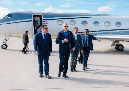 Presidente Abinader llega a Praga para participar en la 30.ª Conferencia Anual del Forum 2000