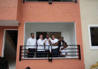 Mived entrega vivienda al medallista Christopher Melenciano