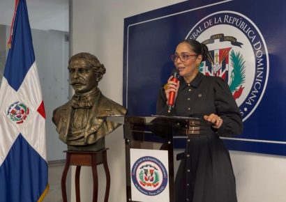 Consulado dominicano en Houston, Texas, recibe busto de Juan Pablo Duarte