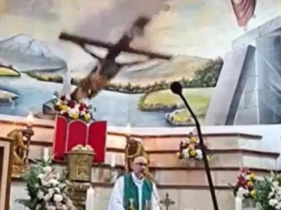 Sacerdote muere durante misa en Guayaquil al caer cruz de madera