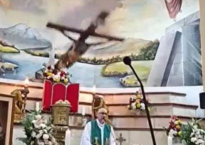 Sacerdote muere durante misa en Guayaquil al caer cruz de madera