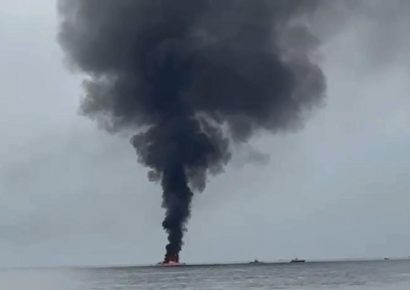 Rumanía busca a 13 tripulantes tras incendiarse un carguero en el mar Negro