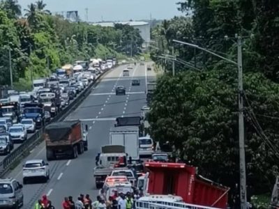 Camión se vuelca en puente del río Maimón; dos heridos