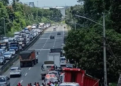 Camión se vuelca en puente del río Maimón; dos heridos