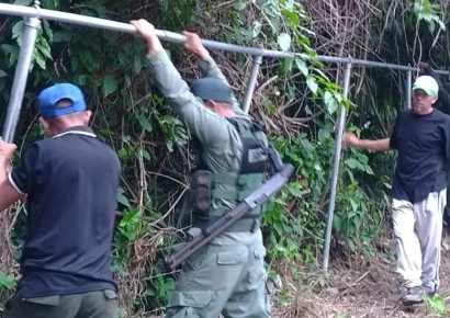 SENPA en conjunto con Medio Ambiente, demuele verja construida de forma irregular sobre una cañada en Jarabacoa